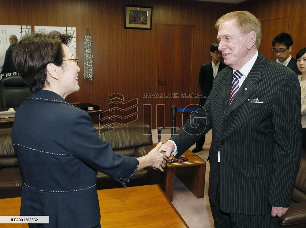 Ex-head of U.N. panel on DPRK human rights meets abductee kin