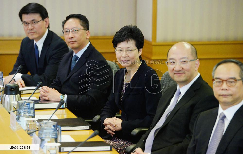 H.K. gov't, pro-democracy protesters hold dialogue