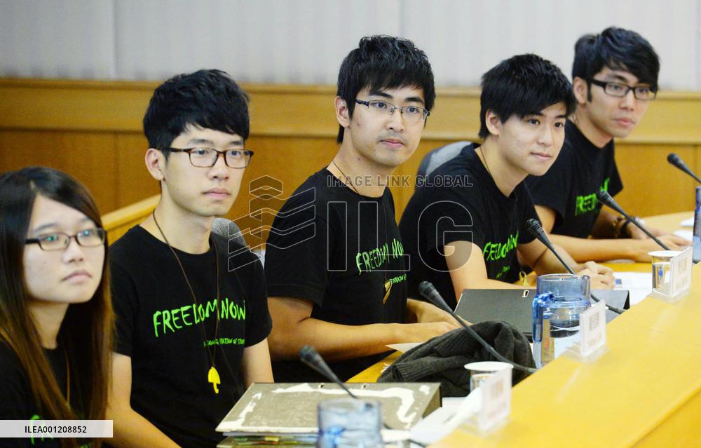 H.K. gov't, pro-democracy protesters hold dialogue