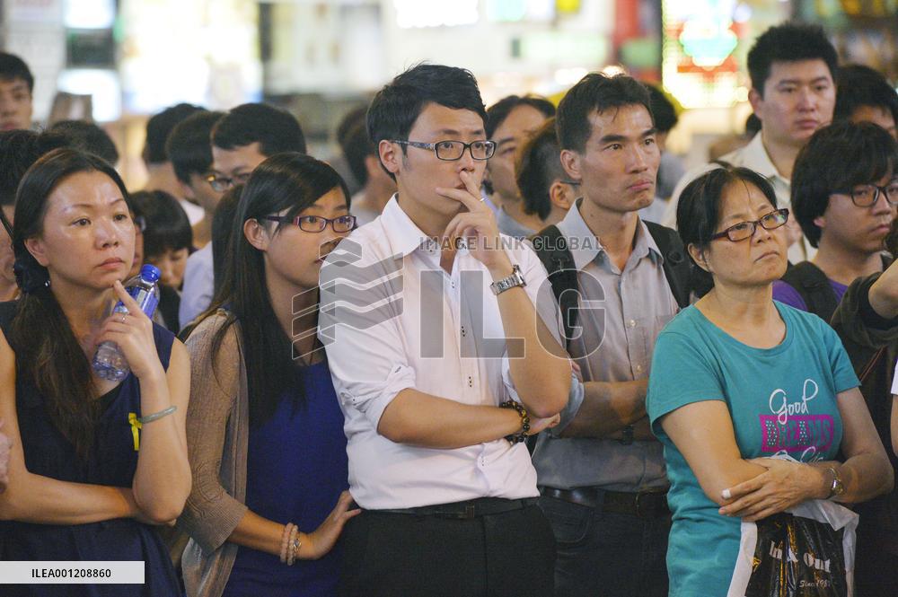 H.K. gov't, pro-democracy protesters hold dialogue