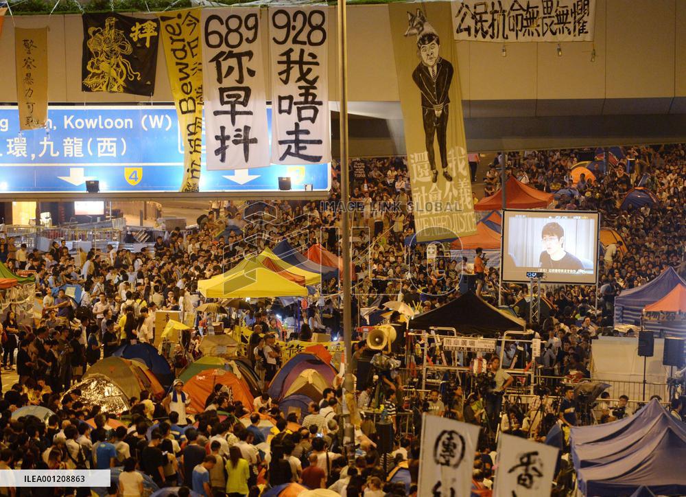 H.K. gov't, pro-democracy protesters hold dialogue