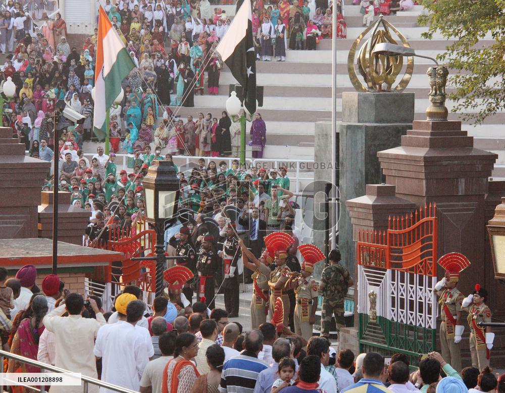Flag-lowering ceremony watched by Indians, Pakistanis
