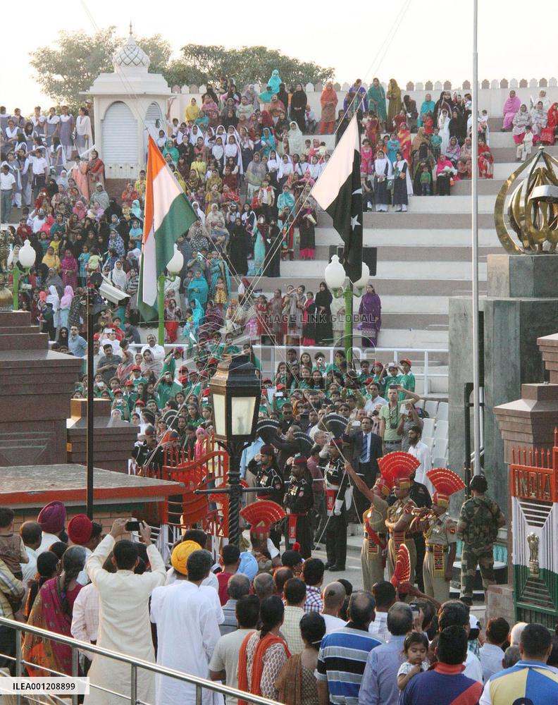 Indians, Pakistanis watch flag-lowering ceremony