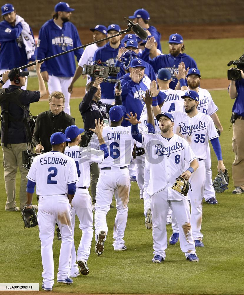 Royals beat Giants in World Series Game 2