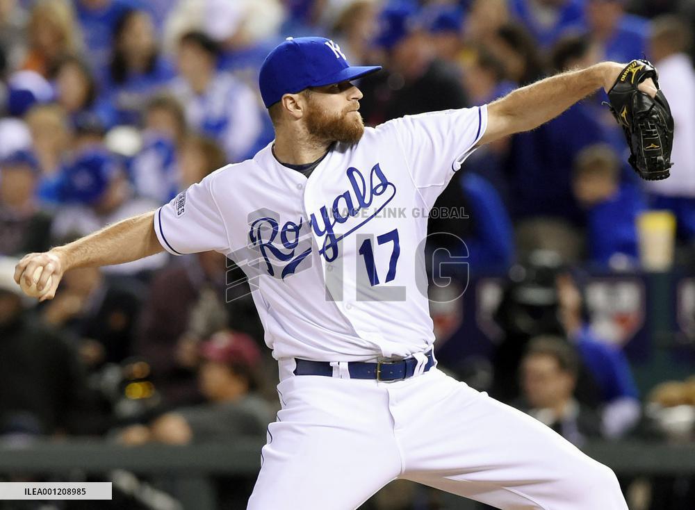 Royals beat Giants in World Series Game 2
