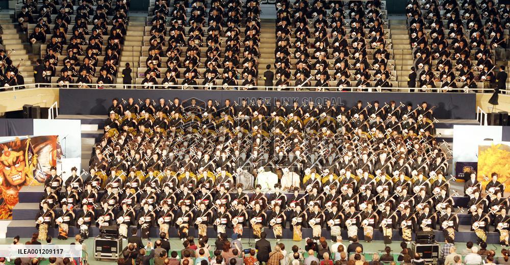 Largest ensemble of shamisen performers