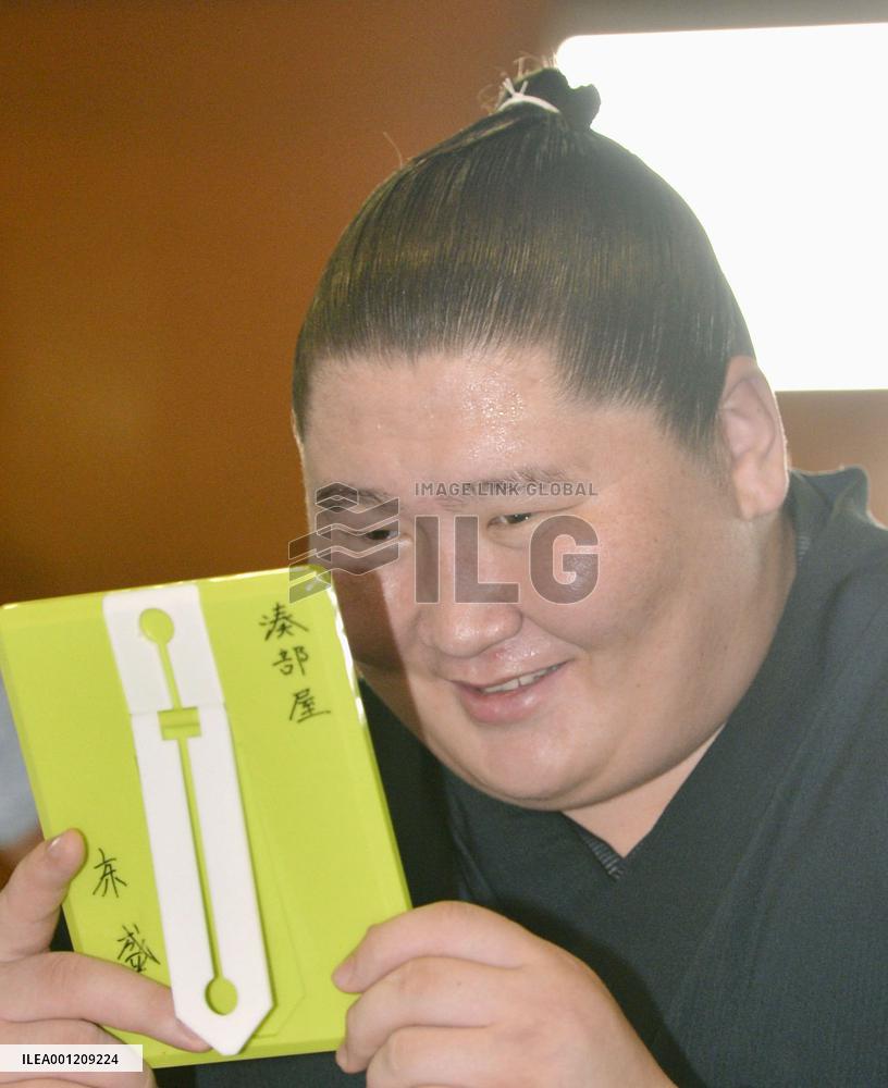 Ichinojo wears topknot for 1st time