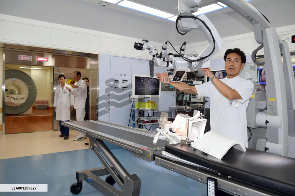 Univ. hospital opens operating room with MRI system