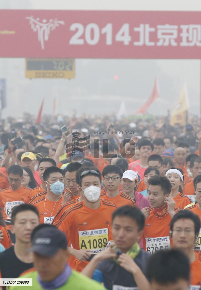 Runners brave heavy smog in Beijing marathon