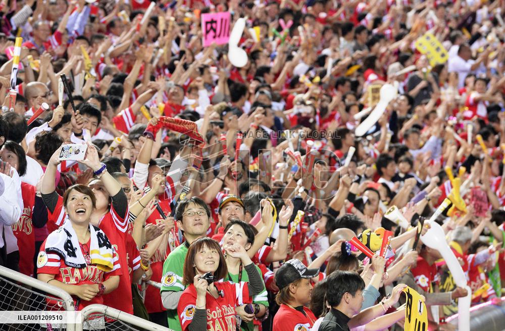 Hawks clinch Japan Series