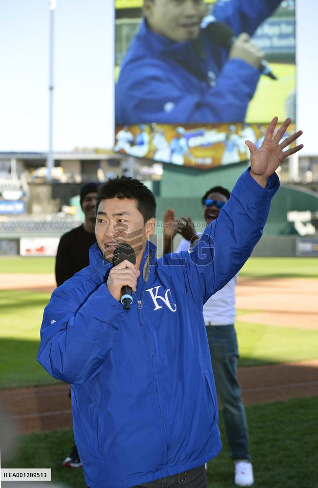 Aoki expresses his thanks to Royals fans