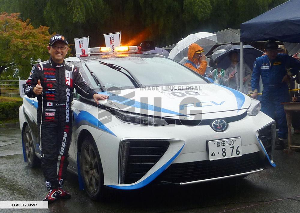 Toyota's fuel cell vehicle appears in motor race