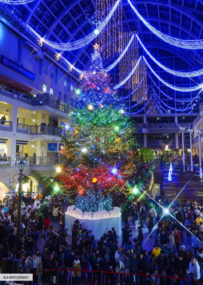 Giant Christmas tree appears at Sapporo mall