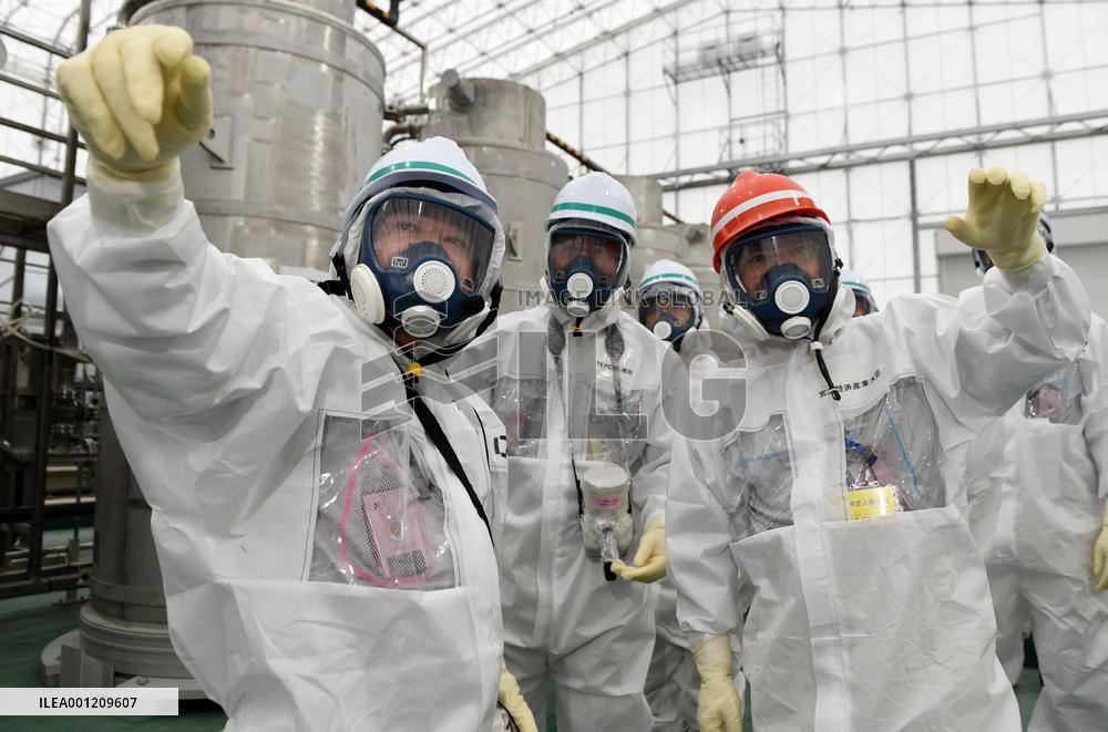 Industry minister Miyazawa visits Fukushima plant