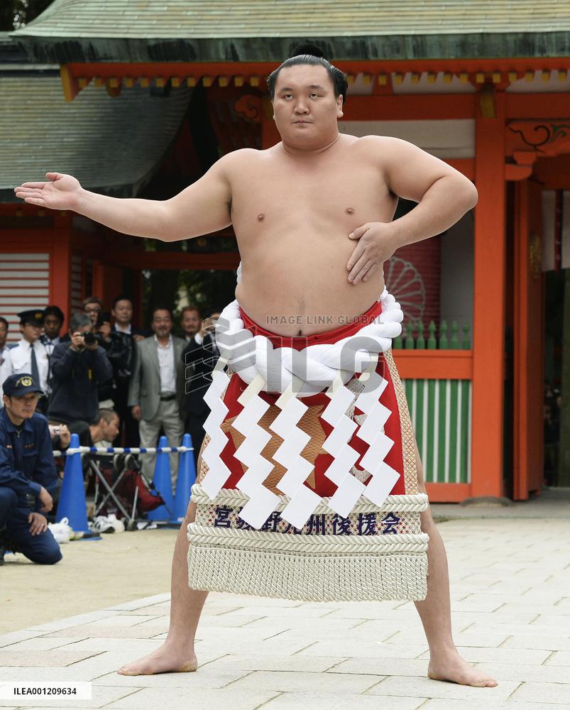Sumo yokozuna dedicate Dohyo Iri performances