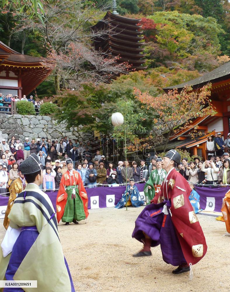 'Kemari' kickball festa held in Nara's Tanzan Shrine