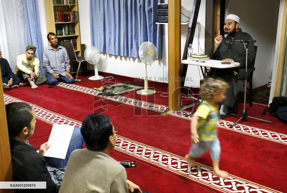 Muslim scholar lectures in Osaka Pref.