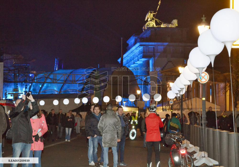Balloons lined for 25th anniv. of Berlin Wall's fall