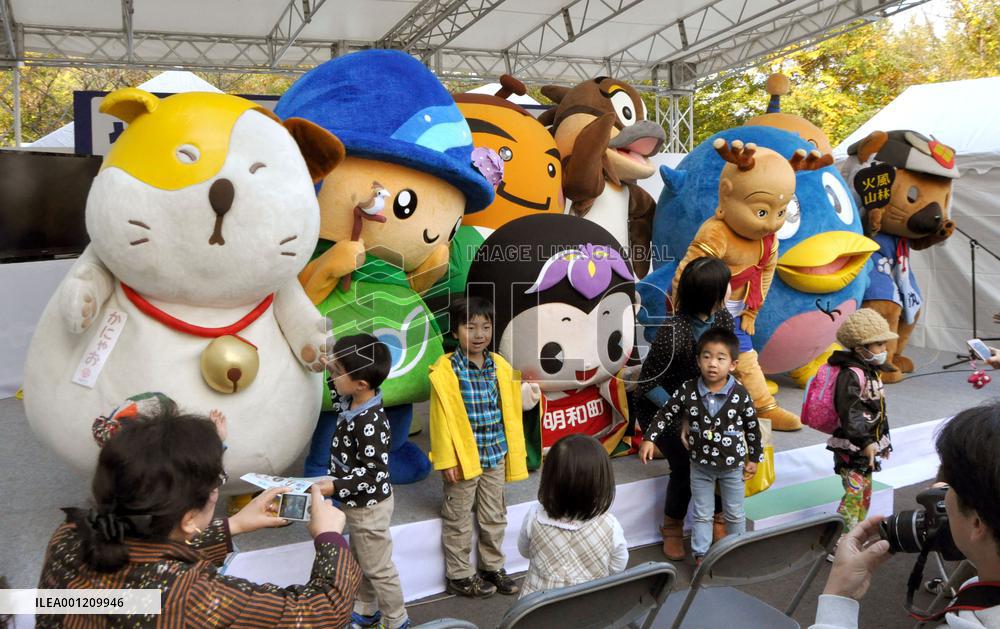 Kids snapped with mascots at maglev fair