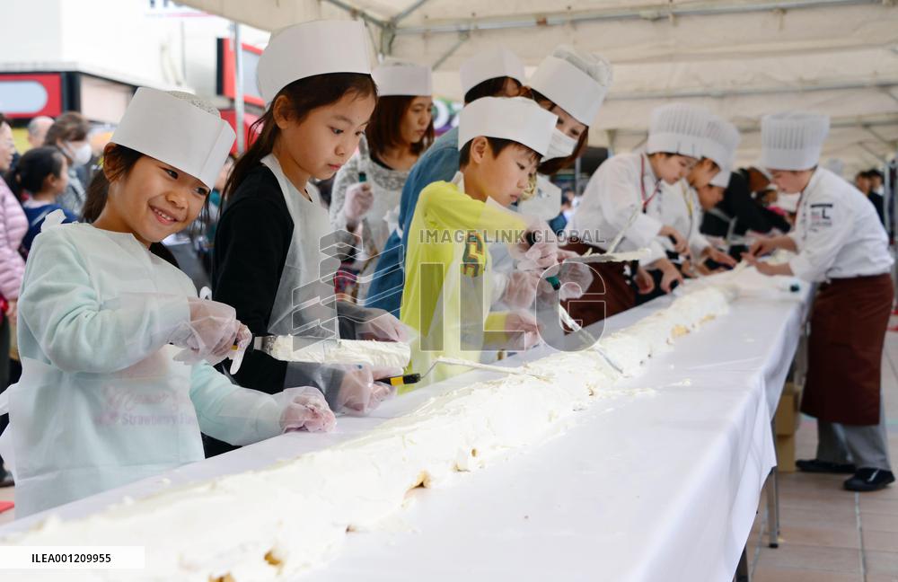 World's longest cake roll made in Japan