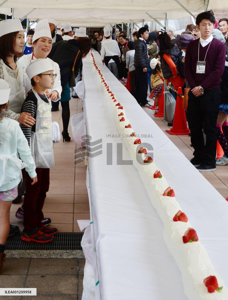 World's longest cake roll made in Japan