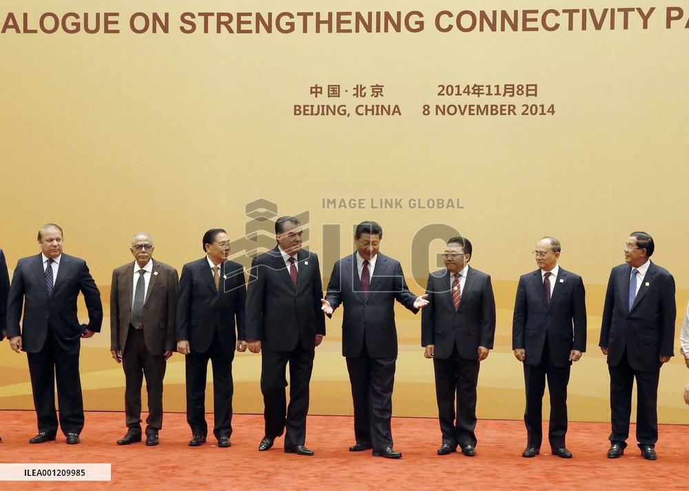 Xi, other leaders line up at Diaoyutai State Guesthouse