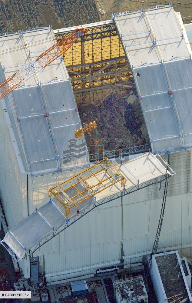 TEPCO removes another panel from reactor cover