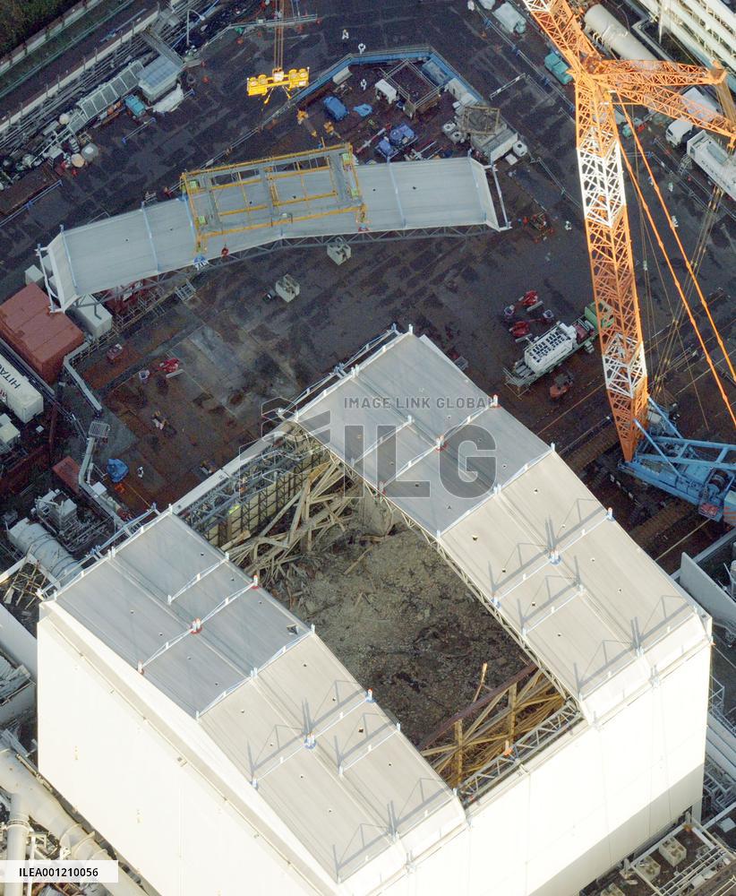 TEPCO removes another panel from reactor cover