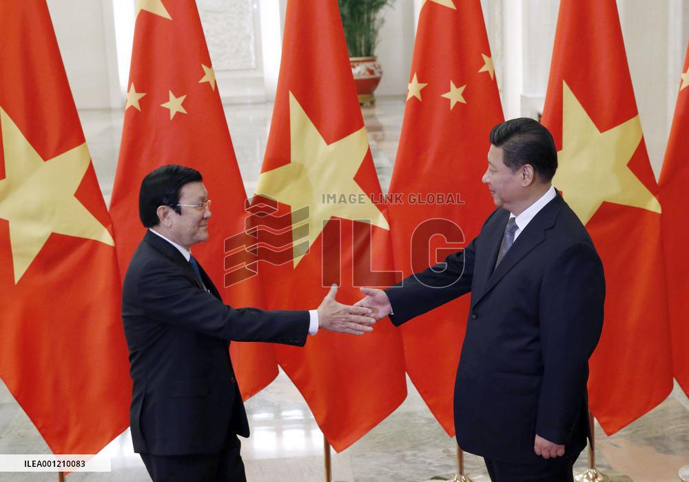 Chinese, Vietnamese presidents shake hands in Beijing