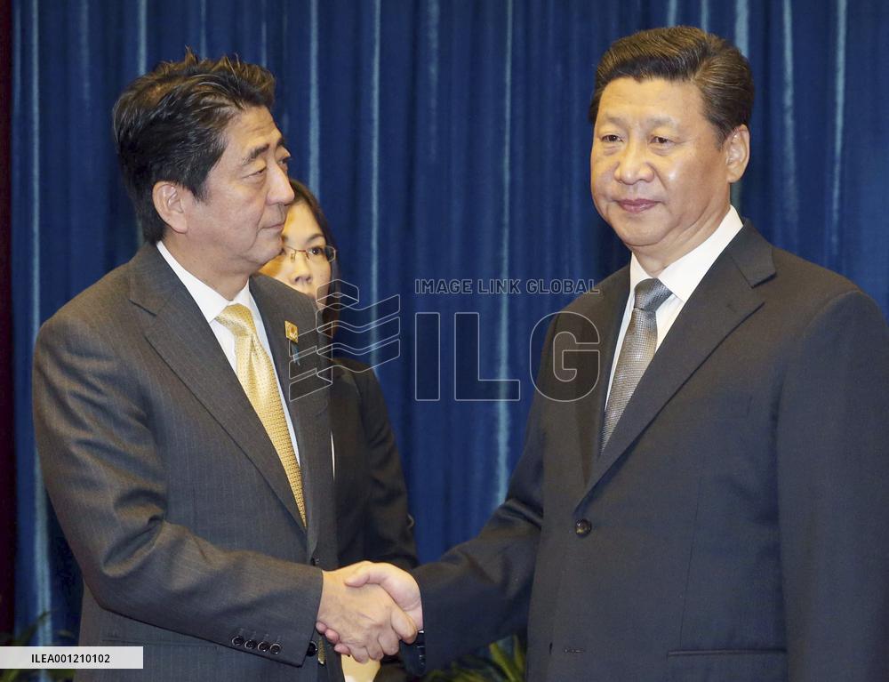 Japanese PM Abe, Chinese Pres. Xi hold talks for 1st time