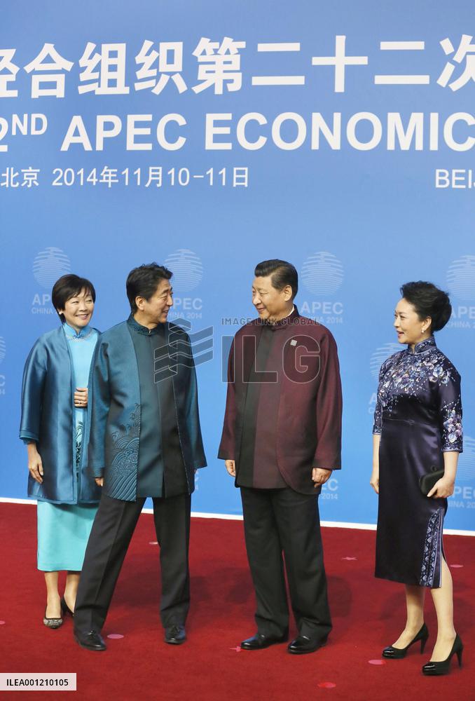 PM Abe, wife attend APEC dinner
