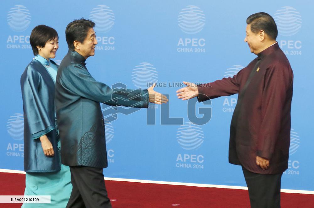 PM Abe, wife attend APEC dinner