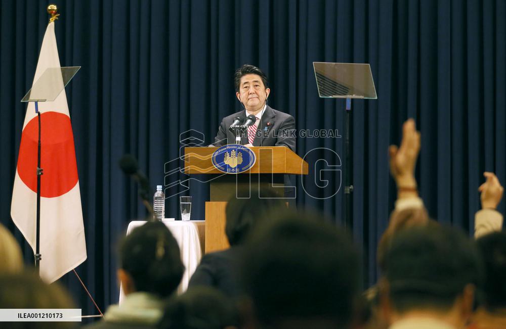 Abe attends press conference following APEC summit