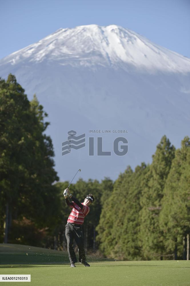 B. Watson shares lead at VISA golf tournament