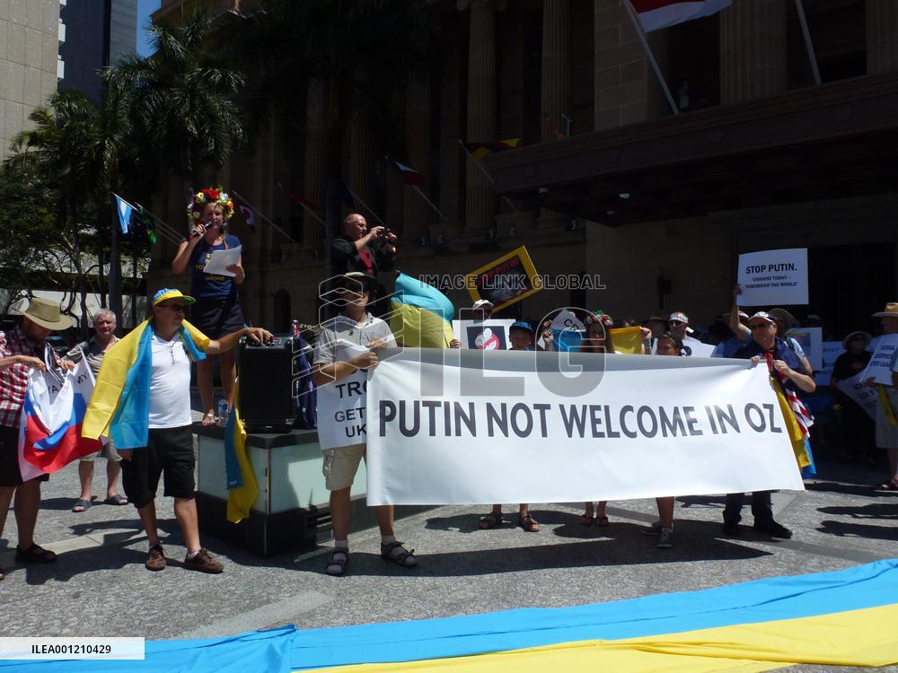 People stage protest rally against Putin