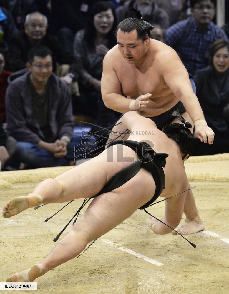 Kakuryu beats Ikioi at Kyushu sumo tournament