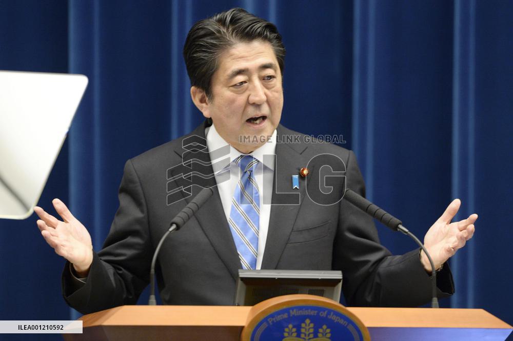 Abe announces plan to dissolve lower house, postpones tax hike