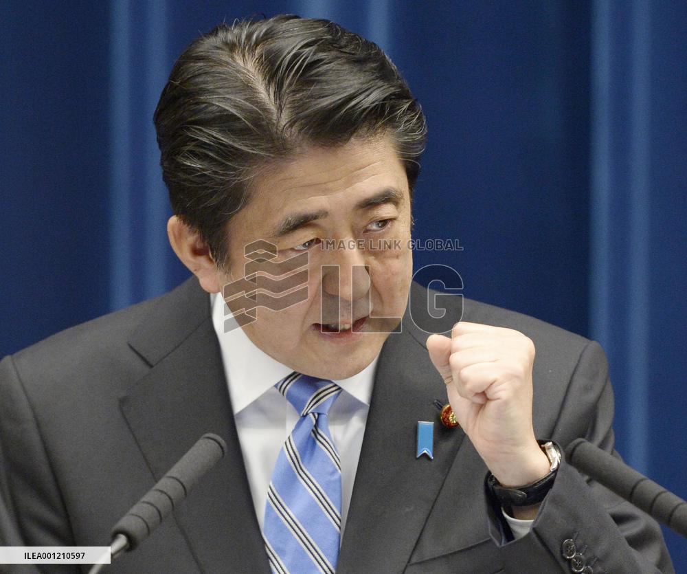 Abe announces plan to dissolve lower house, postpones tax hike