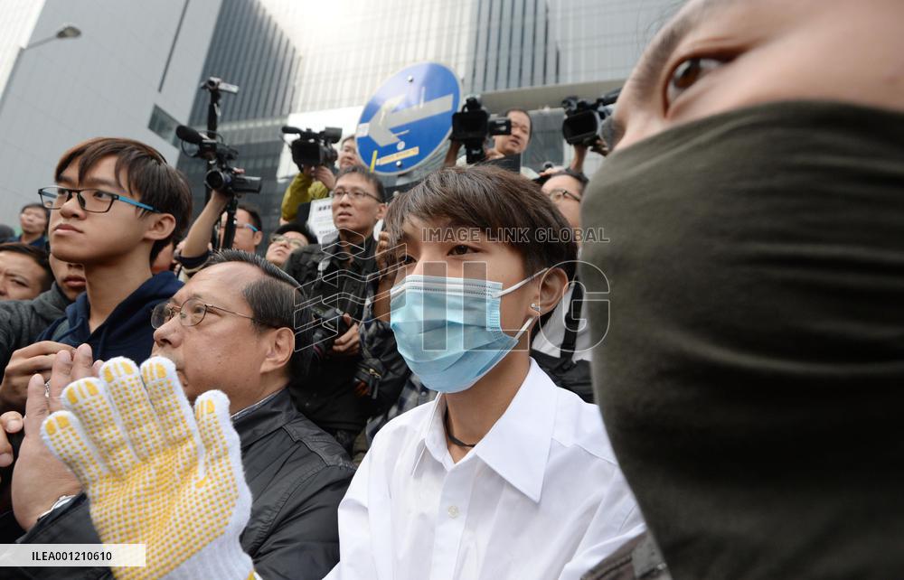 Barricades dismantled under H.K. court order
