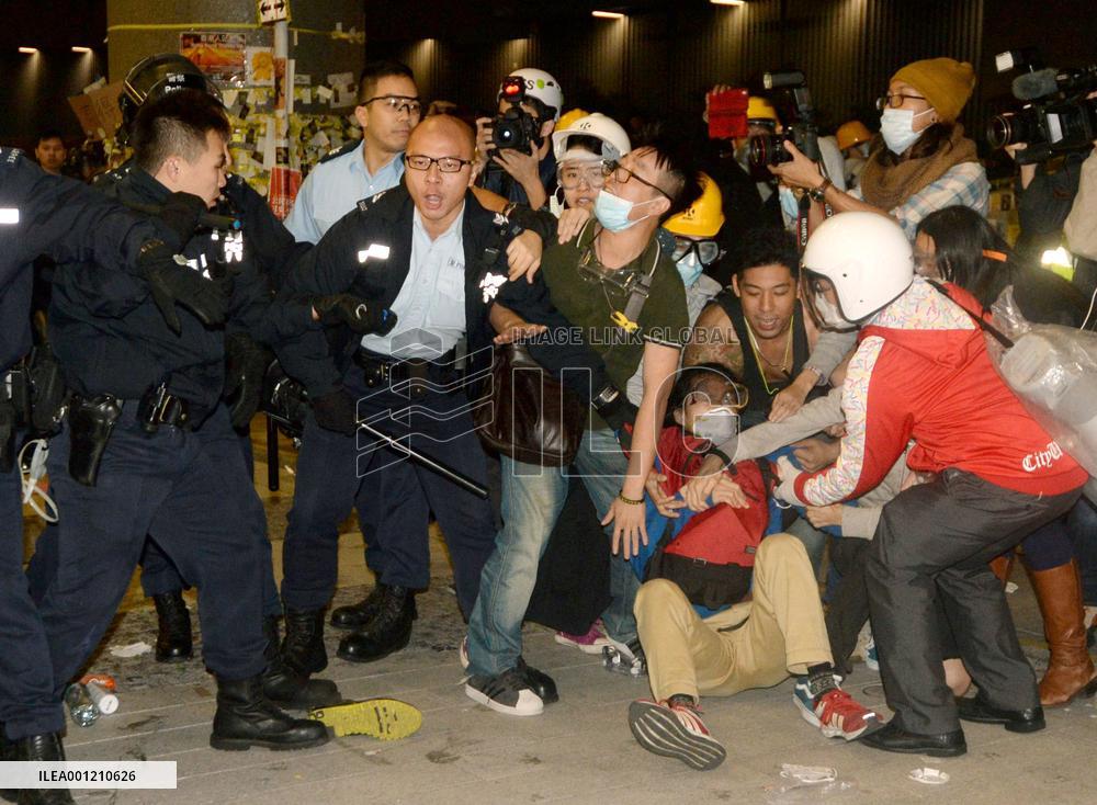 Protesters, police clash in Hong Kong