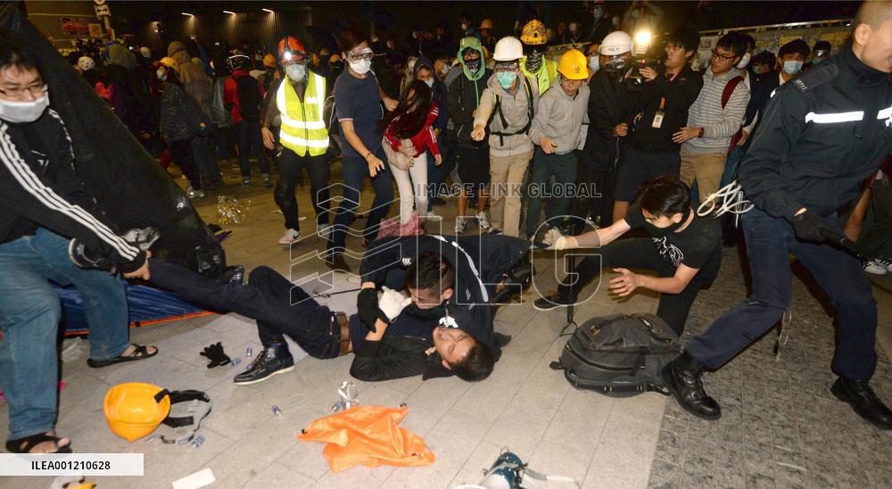 Protesters, police clash in Hong Kong