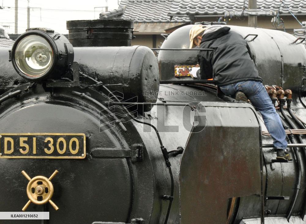 Volunteers repair weather-beaten locomotive