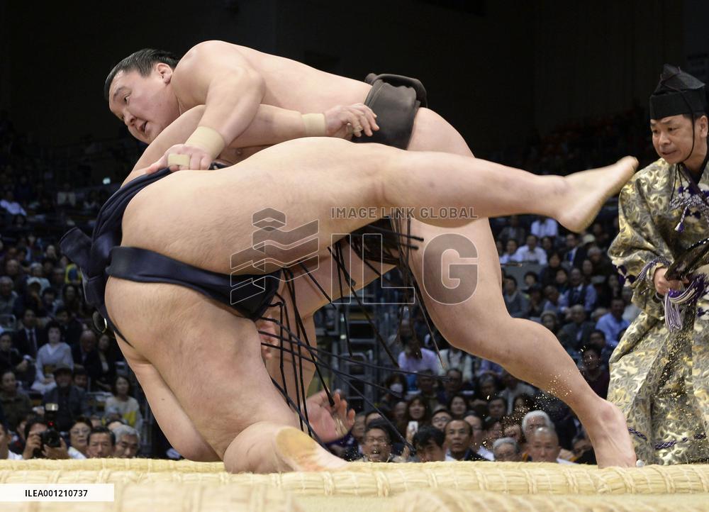 Hakuho, Kakuryu share Kyushu lead with 3 days to go