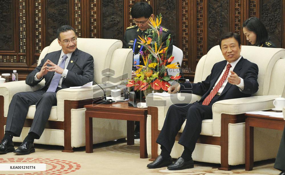 Malaysian defense minister talks with Chinese vice pres.