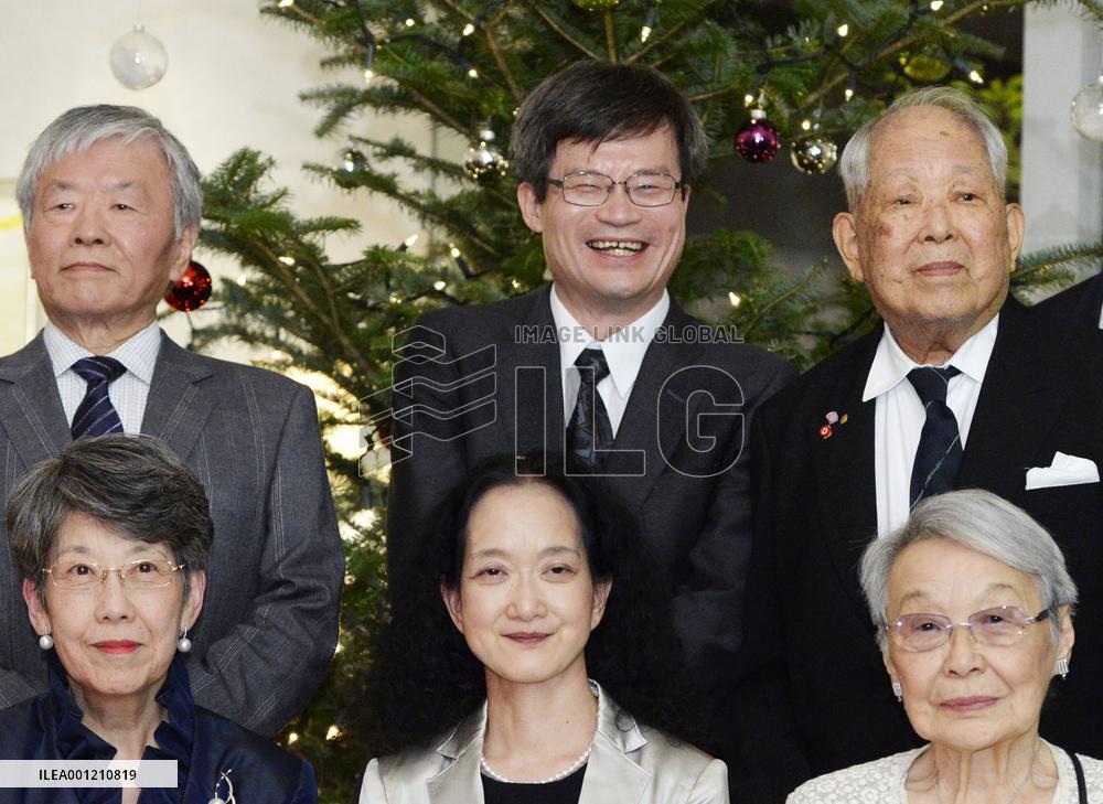 Nobel laureate Amano feted by previous Nobel winners