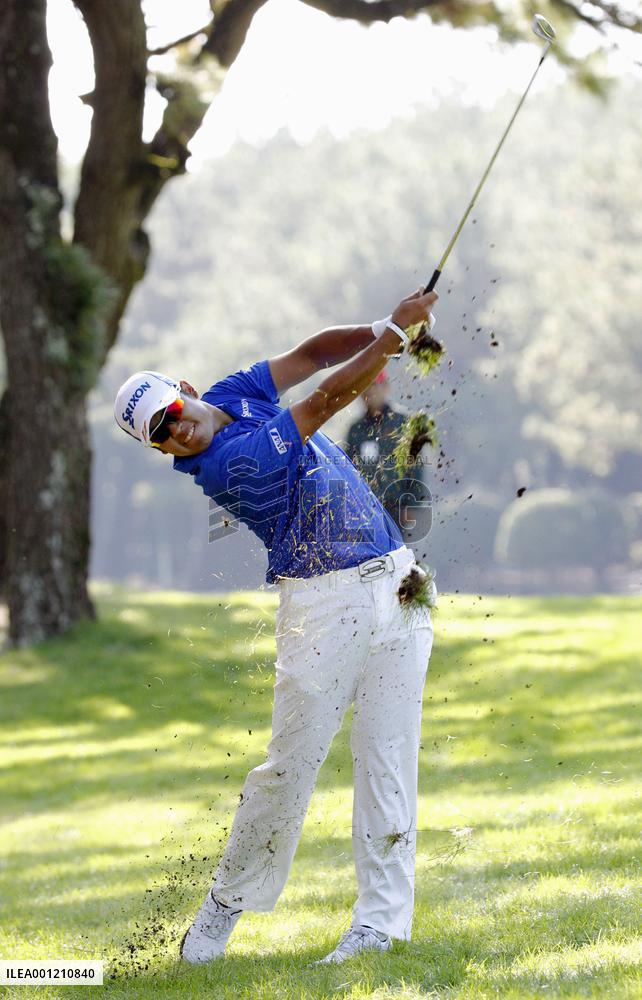 Matsuyama hits shot from rough at Dunlop Phoenix tourney