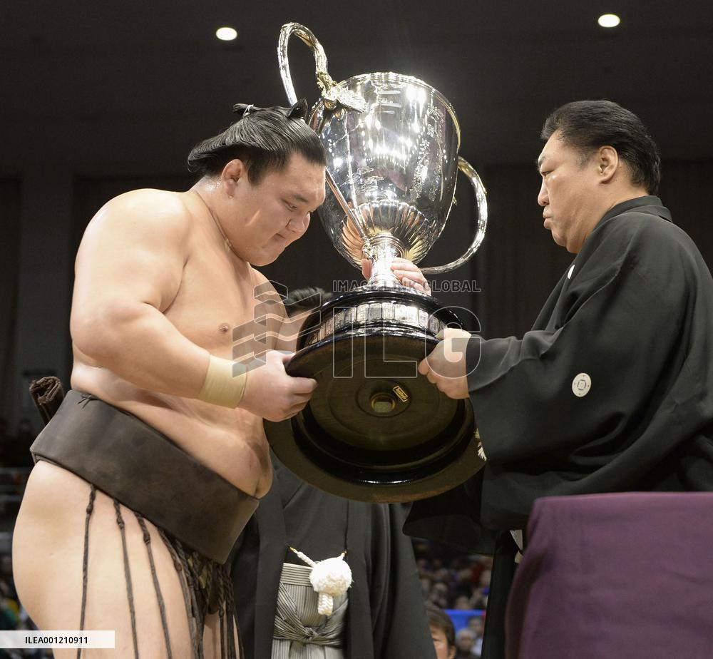 Hakuho matches Taiho's record of 32 career c'ships