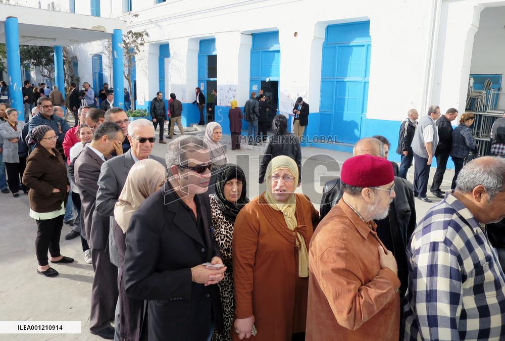Tunisians vote for 1st freely elected president