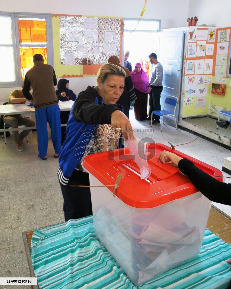 Tunisians vote for 1st freely elected president