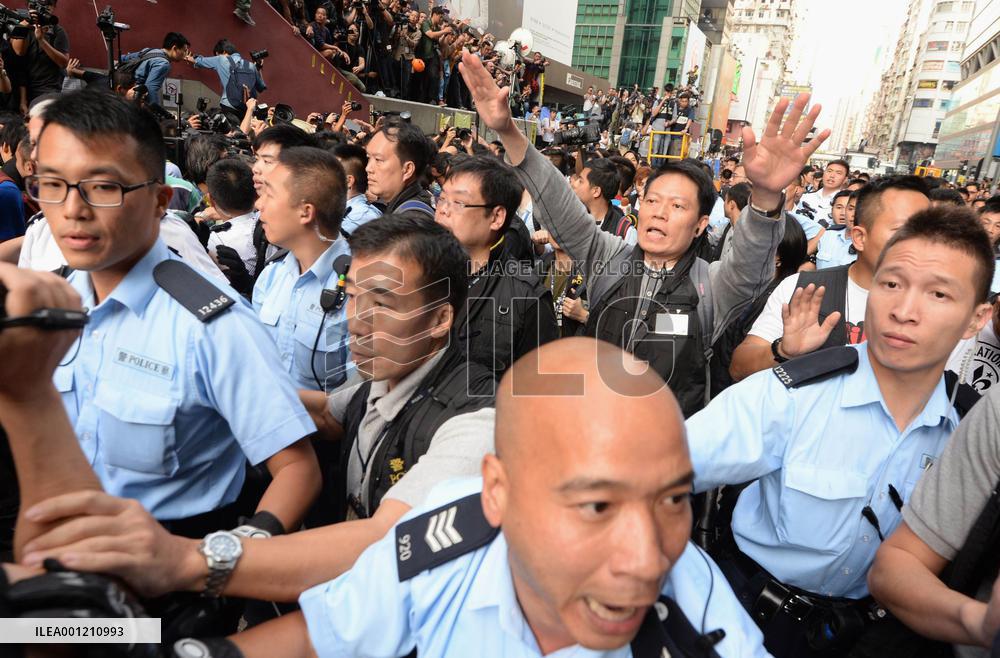 H.K. officials begin dismantling protest barricades